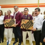 Alumnos y maestros de la UAT reciben computadoras portátiles