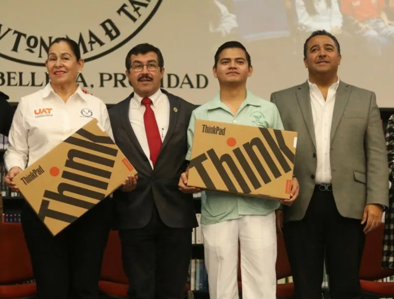 En Nuevo Laredo, rector de UAT entrega computadoras a alumnos