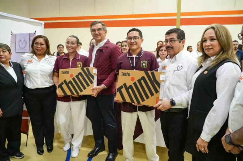 Alumnos y maestros de la UAT reciben computadoras portátiles