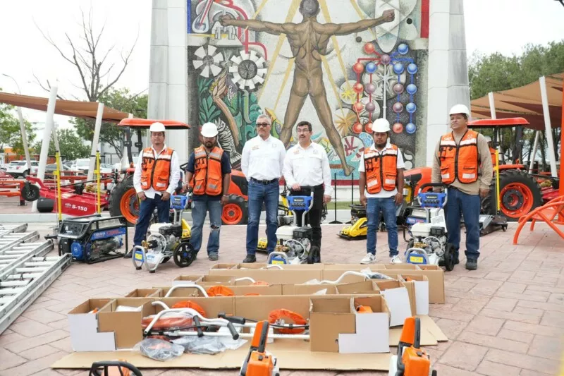 Para mantenimiento de los campos de la UAT, el Rector entrega equipo