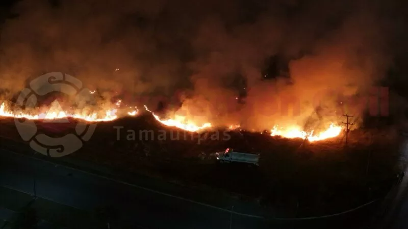 Controla Protección Civil aparatoso incendio en la capital de Tamaulipas