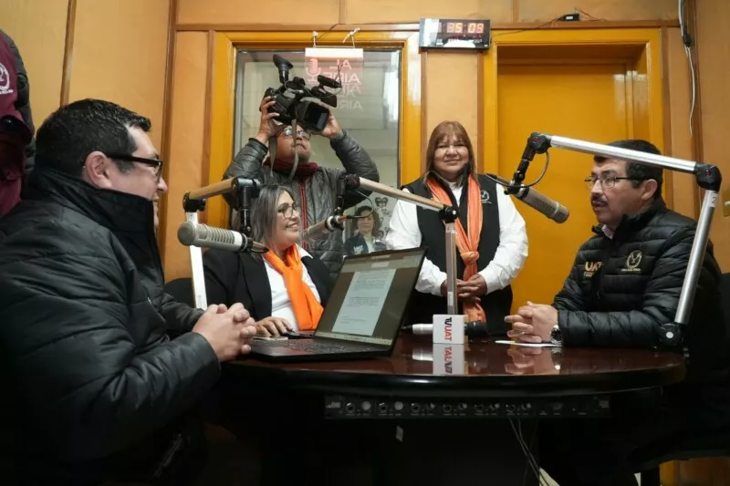 Dámaso Anaya preside celebración del 33 aniversario de Radio UAT