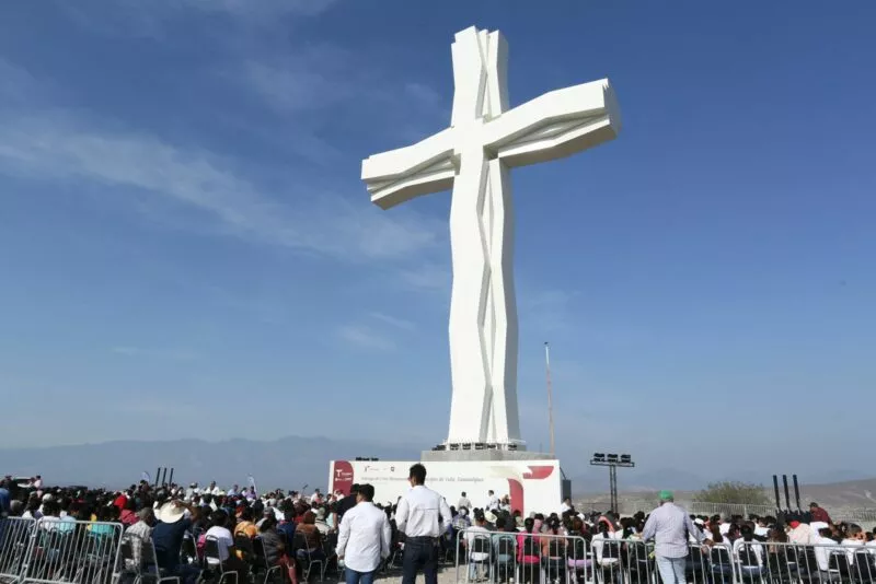 Entrega el gobernador al pueblo de Tula la cruz más grande de México