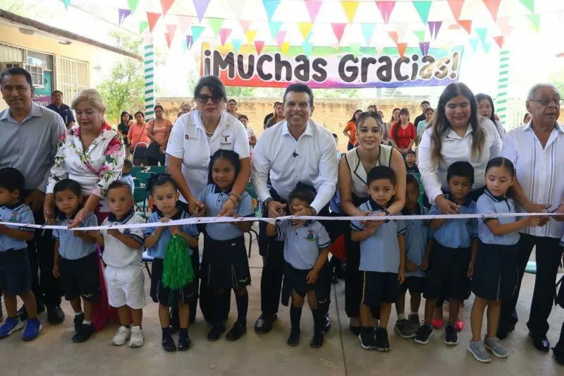 Alcalde de Victoria entrega techumbre metálica al ‘Jardín de Niños América’