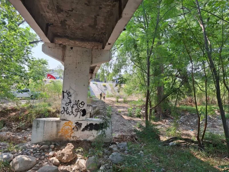 Atiende municipio petición de usuarios del puente peatonal del 13 boulevard