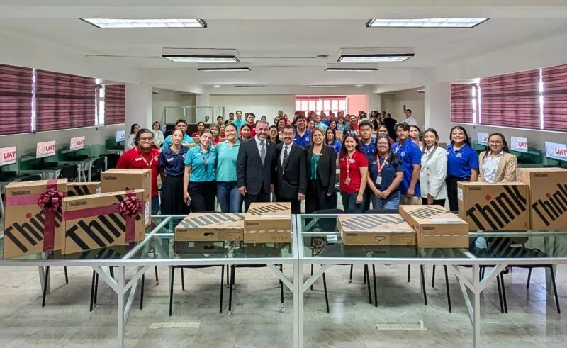 Rector de la UAT equipa centros de cómputo en unidades de la frontera