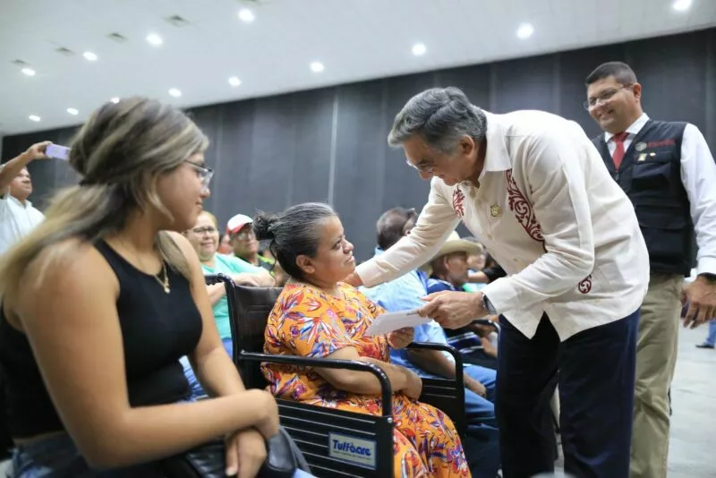 AVA entrega tarjetas de Pensión para el Bienestar a personas discapacitadas