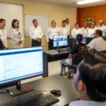 Entrega rector equipo tecnológico en Facultad de Ciencias de la Educación