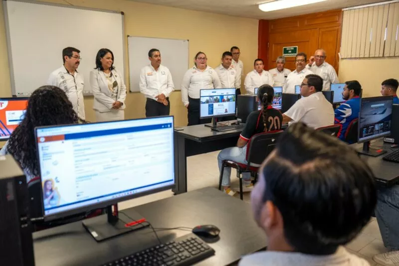 Entrega rector equipo tecnológico en Facultad de Ciencias de la Educación
