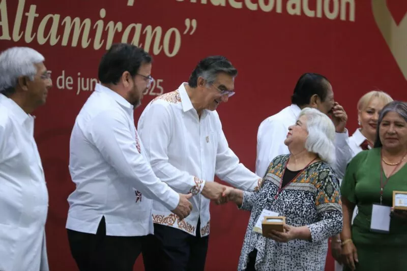 Refrenda Américo su alianza con los maestros; entrega condecoraciones