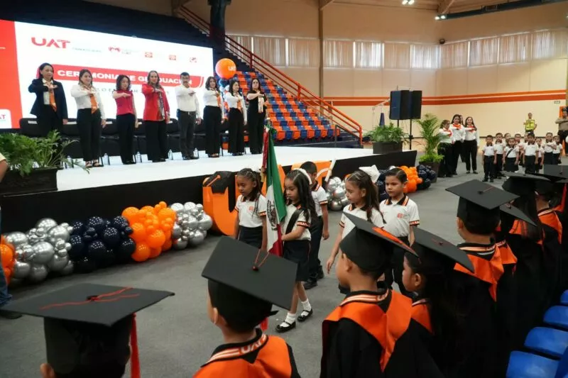 Licenciada Isolda Rendón y el rector de la UAT presiden graduación de CENDIS