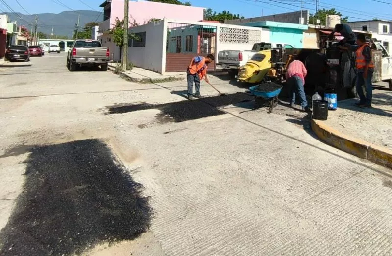 Intensifica Gobierno municipal obras de bacheo en las colonias de Victoria