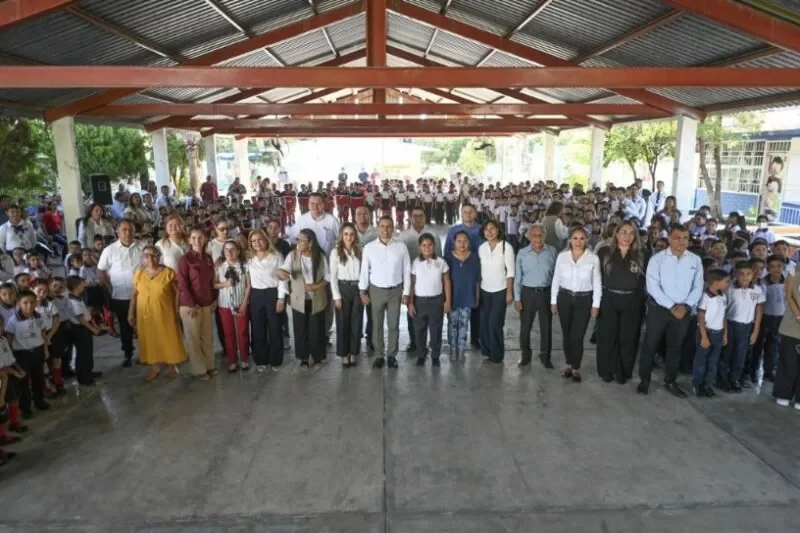 Entrega alcalde aula educativa en el arranque del ciclo escolar en Victoria
