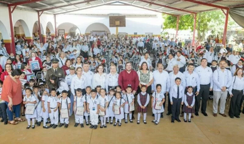 Entrega de útiles, uniformes y libros de texto al arrancar ciclo escolar 2025-26