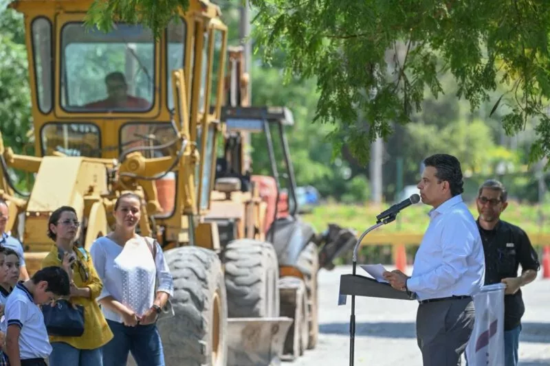 En la colonia Lázaro Cárdenas inicia municipio una obra de pavimentación