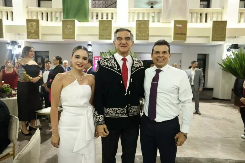 Asisten Lalo y Lucy a ceremonia del Grito de la Independencia de México