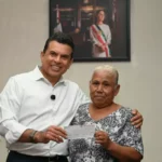 Entrega Gattás seguro por incendio de vivienda a ciudadana afectada