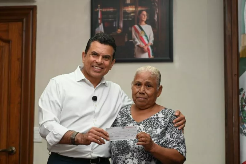 Entrega Gattás seguro por incendio de vivienda a ciudadana afectada