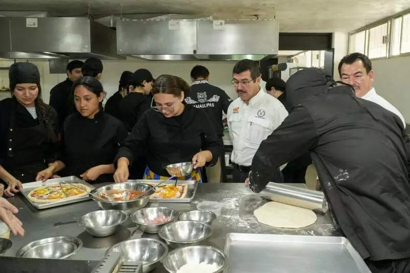 Comparte el rector logros y proyectos con alumnos de Facultad de Derecho
