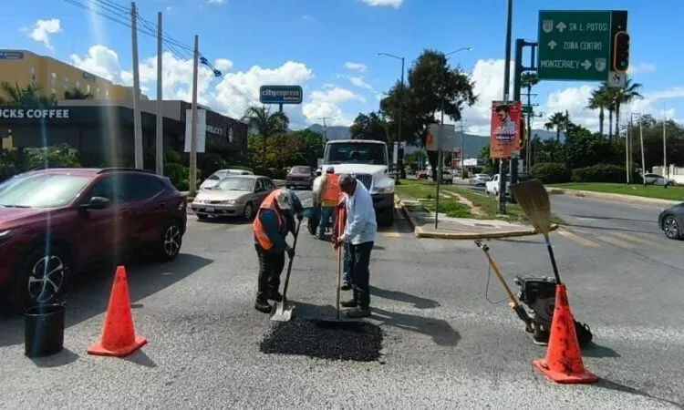A doble turno avanza plan emergente de bacheo en vialidades de la capital