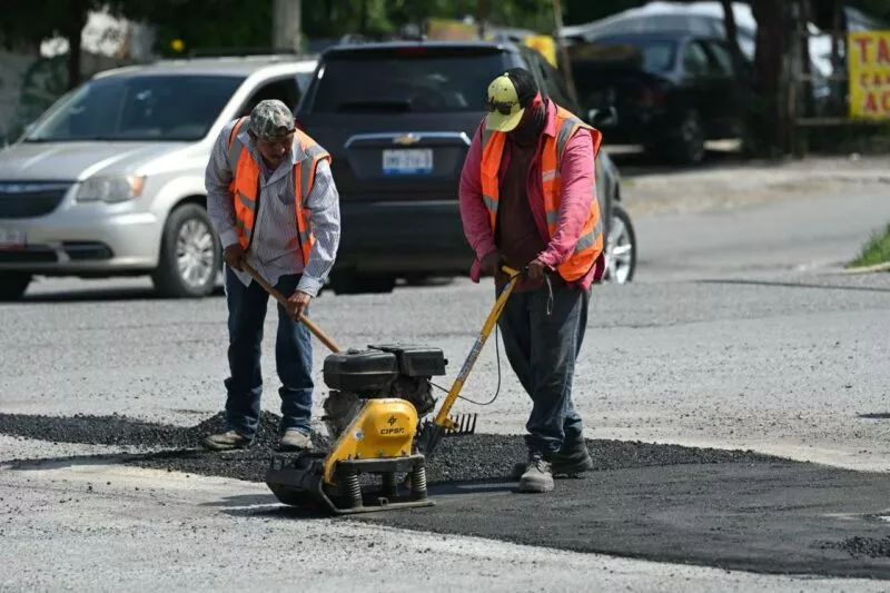 Después de las lluvias, ayuntamiento de Victoria repara las calles dañadas
