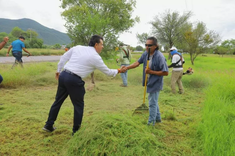 Supervisa alcalde trabajos de limpieza en las vialidades y en las áreas verdes