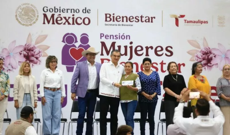 Entrega Américo Villarreal tarjetas de programa Pensión Mujeres Bienestar