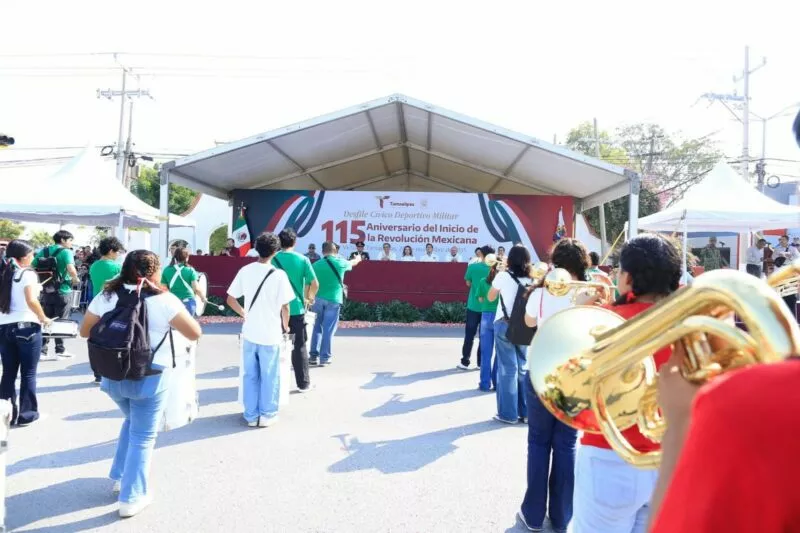 Desfilan miles de jóvenes en el 115  aniversario de la Revolución Mexicana