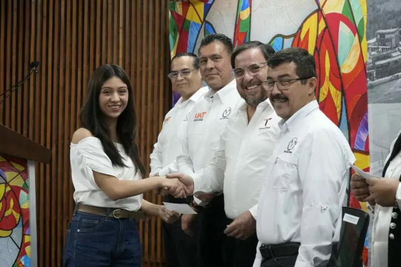 UAT y SET entregan más de 8 mil becas a estudiantes universitarios