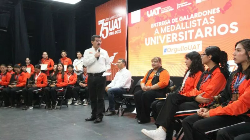 Rector entrega a alumnos medallistas Galardón ‘Correcaminos Orgullo UAT’