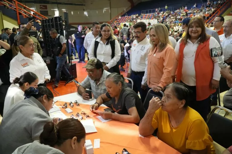 Lentes con corazón reafirma vocación humanista de la UAT; dona 700 mil