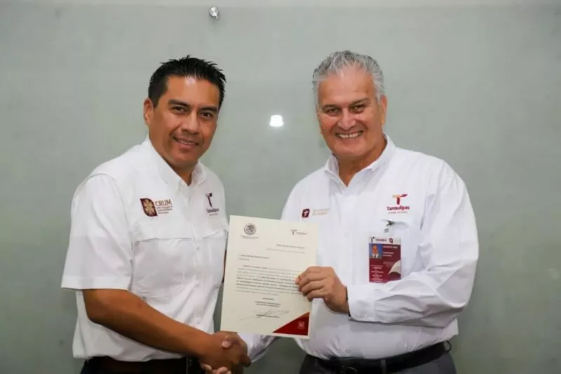 Entrega el secretario de Salud estatal nombramientos a nuevos funcionarios