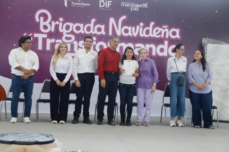 Apapachan Américo y María a familias de Higuerillas con la Brigada Navideña