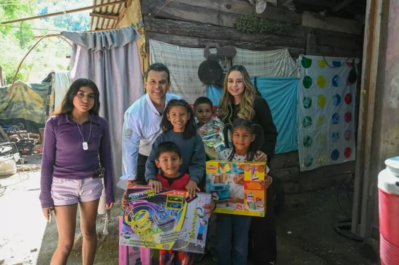 Lucy y Lalo Gattás llevan la alegría de la Navidad a familias victorenses