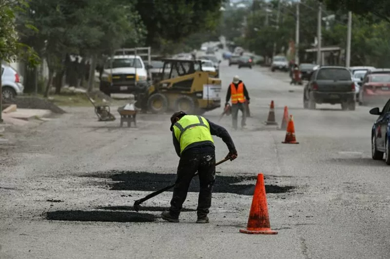 Intensa jornada del Plan Emergente de Bacheo sobre la calle Matamoros