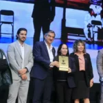 Premia Américo Villarreal a jóvenes y deportistas; son un ejemplo estatal