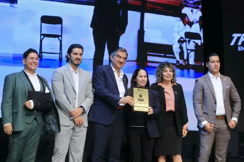 Premia Américo Villarreal a jóvenes y deportistas; son un ejemplo estatal