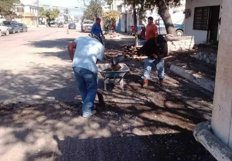 Repara Municipio daños por lluvia en avenida 27; programa pavimentación