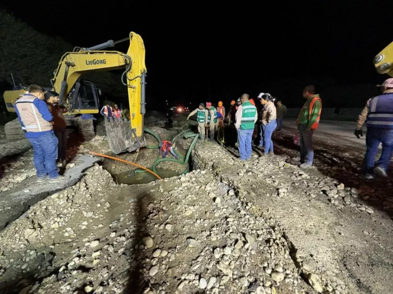 Intensa fuga de agua por perforación al acueducto; Comapa toma medidas