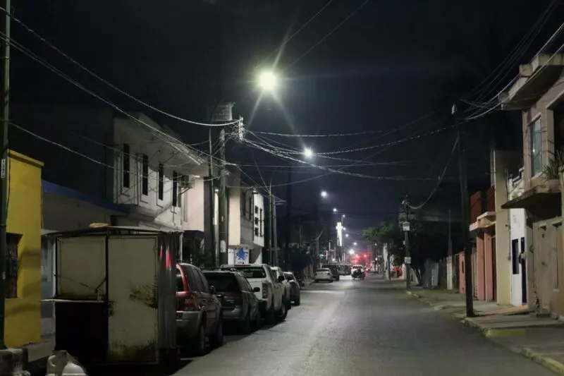 Con la instalación de 36 luminarias LED, refuerza municipio seguridad