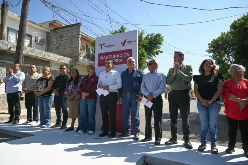 Entrega alcalde Lalo Gattás una calle pavimentada a vecinos de La Libertad