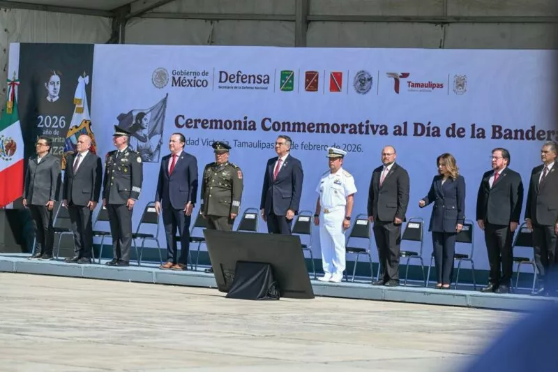 Asiste alcalde Eduardo Gattás a la ceremonia del Día de la Bandera