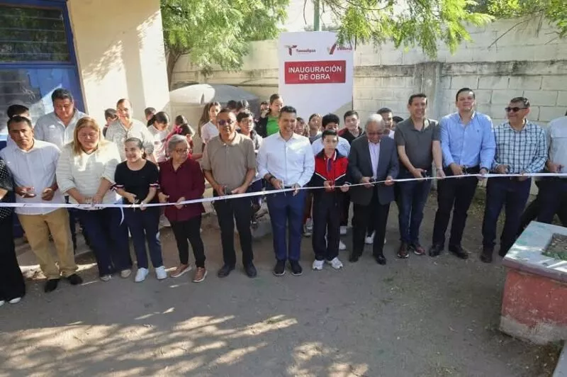 Cumple Lalo Gattás a los alumnos y maestros de primaria José Martínez