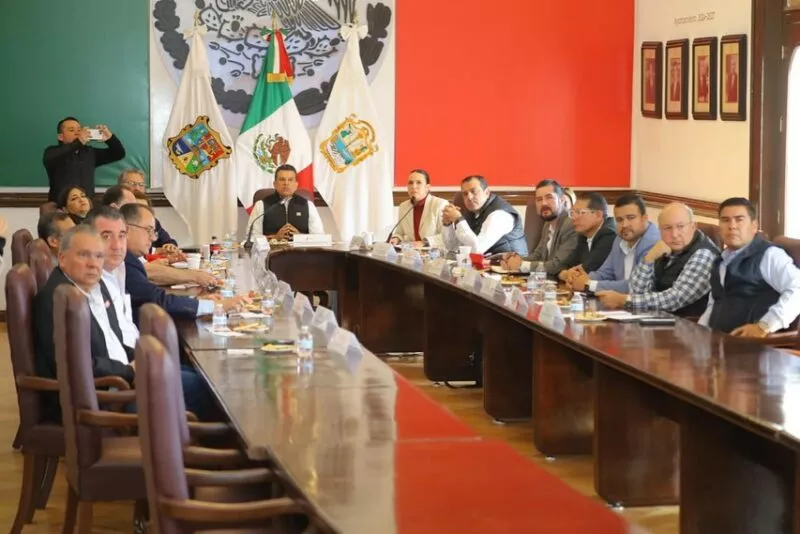 Se reúne ‘Lalo’ Gattás con líderes empresariales en mesa económica