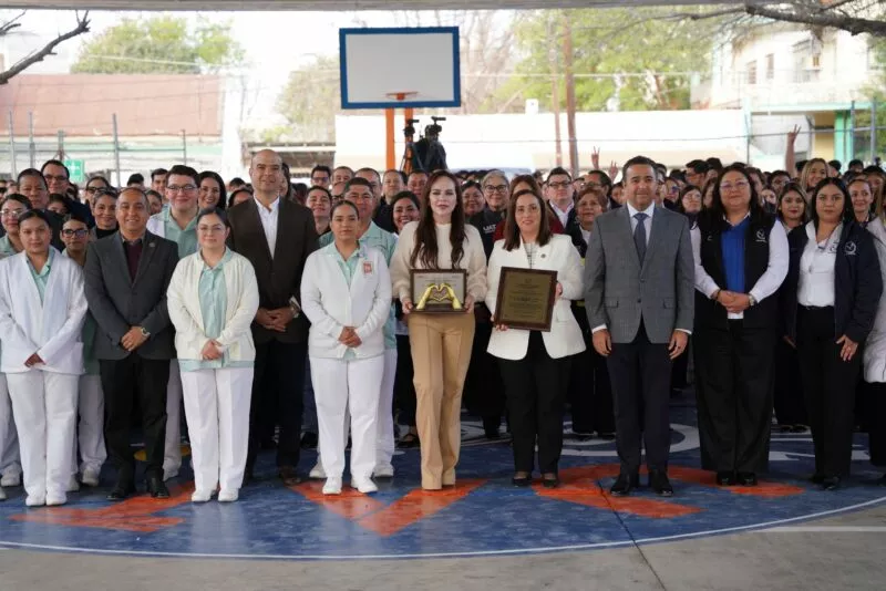 Carmen Lilia Canturosas recibe de la UAT distinción de miembro honorífico