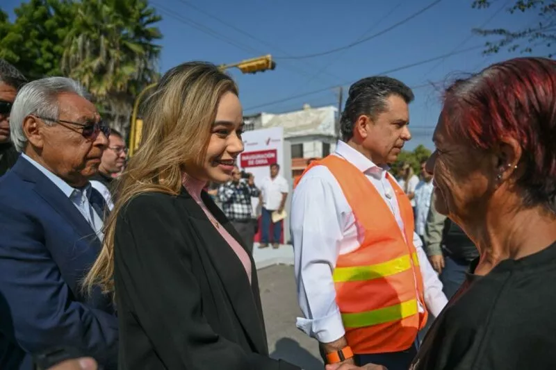 Rehabilitan pavimentación de la calle 27 y Lauro Rendón, colonia Nacozari