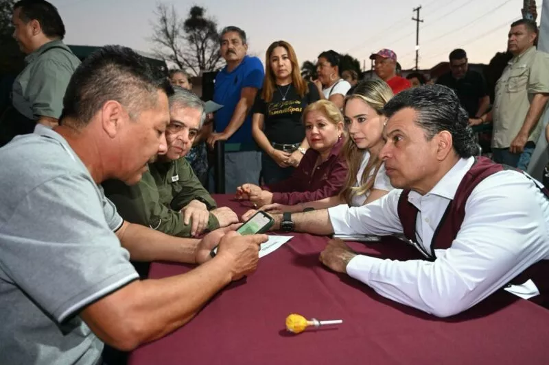 Disfrutan Lalo y Lucy Día del Pueblo con vecinos de la colonia Nacozari