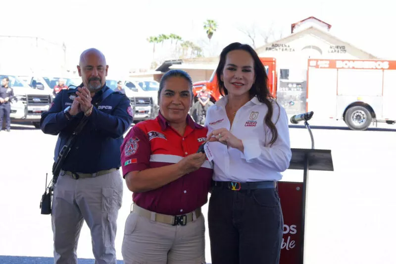 Entrega Carmen Lilia Canturosas a PC y bomberos apagadora y 20 unidades