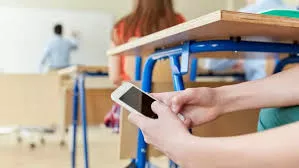 Evalúan autoridades educativas limitar el uso de los celulares en las escuelas