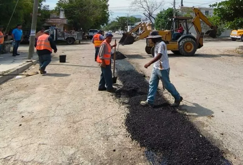 Mantiene Municipio de Victoria labor de bacheo en el periodo vacacional